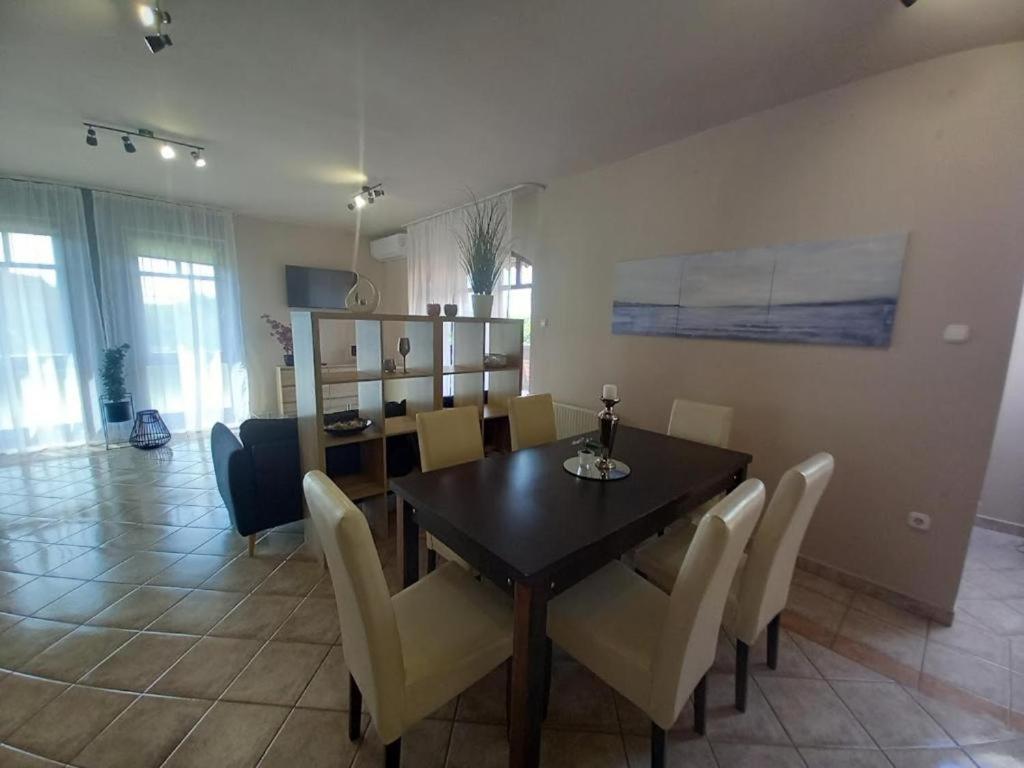 Apartamento Lujza Apartman Goedoello Exterior foto